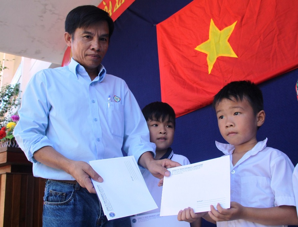 Trao 485 suất học bổng Grobest Việt Nam đến học sinh vùng lũ Bình Định – Phú Yên - 1 Đại diện Cty Cty TNHH Grobest Việt Nam trao học bổng cho học sinh nghèo tỉnh Bình Định