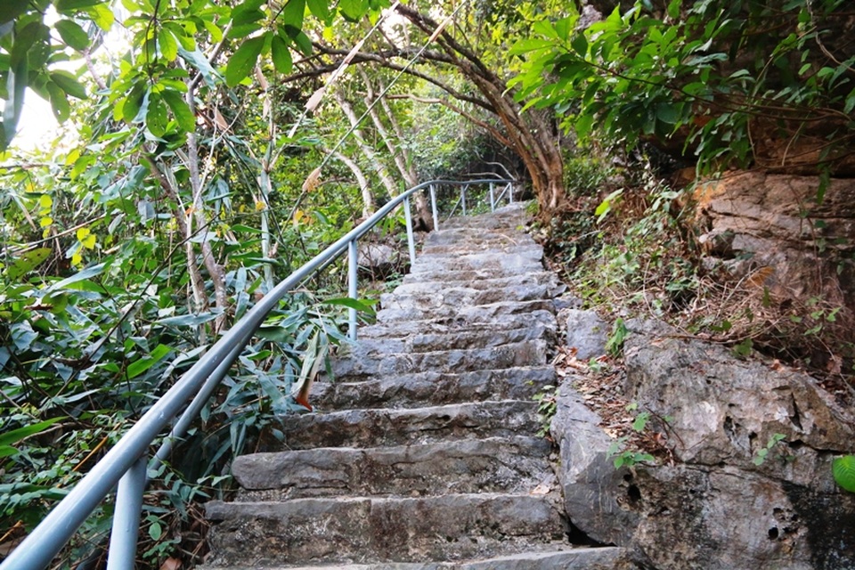 Động Vái Giời, thuộc xã Ninh Hải, huyện Hoa Lư (Ninh Bình) nằm trên ngọn núi cao cách mặt đất 88m, để lên được trên động phải đi qua 439 bậc đá. “Vái” là động từ chỉ hành động cúi đầu của con người để tỏ lòng thành kính, “Giời” là từ Việt cổ đồng nghĩa với từ “trời”.