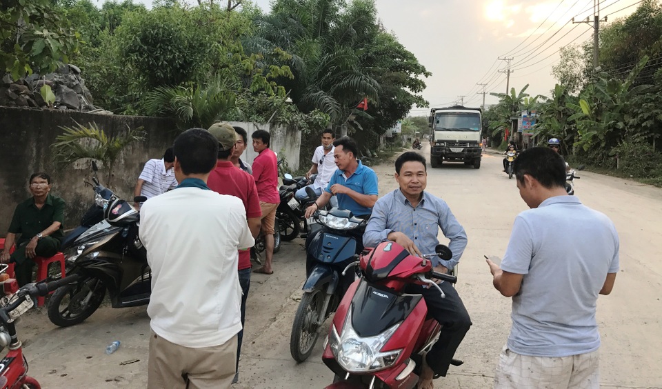 Người dân lại chặn xe tải, “phong toả” đường vào mỏ đá Tân Cang - 1 Từ chiều đến tối 25/2, rất đông người dân tập trung trên đường vào mỏ đá Tân Cang để dựng rào chắn, ngăn chặn xe ben ra vào mỏ đá.