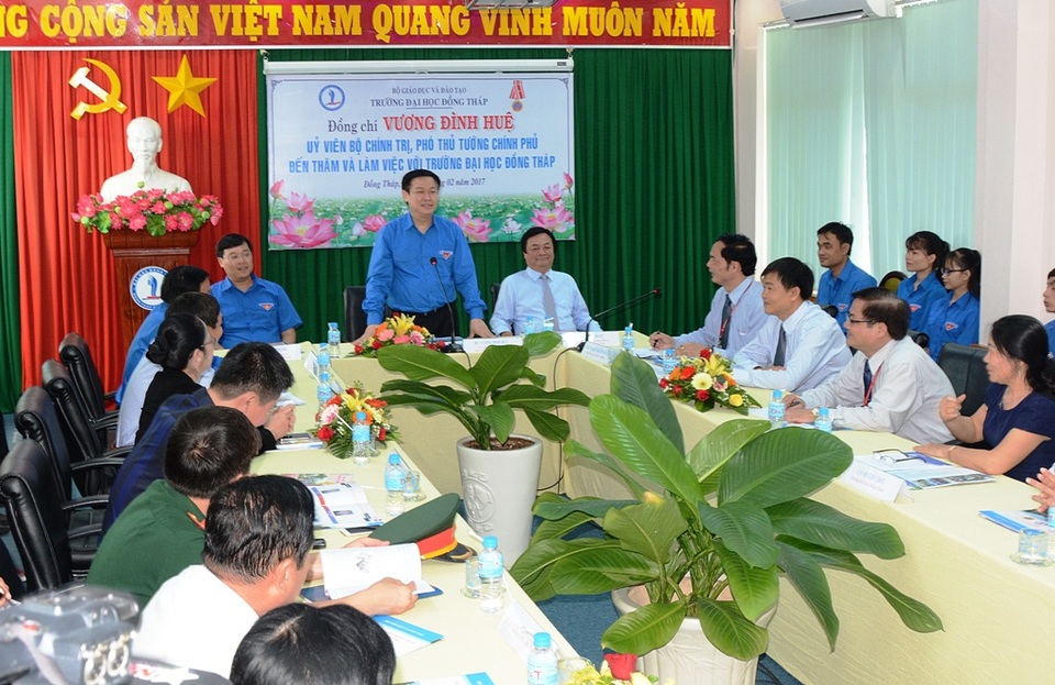 Phó Thủ tướng Vương Đình Huệ tặng 20 suất học bổng cho SV vượt khó - 1 Sáng nay, Phó Thủ tướng Vương Đình Huệ đến thăm và làm việc tại trường ĐH Đồng Tháp.