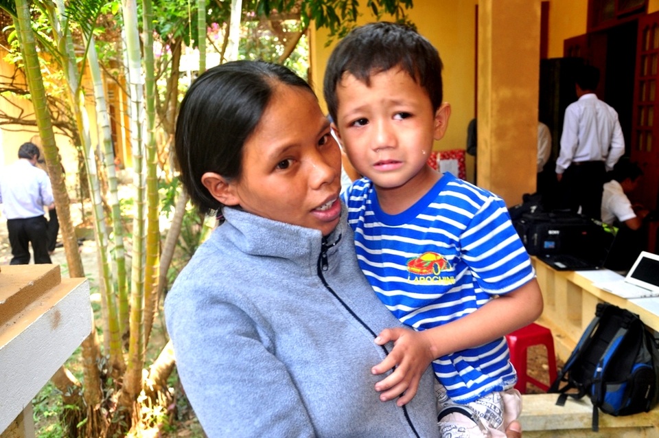 Gặp lại nữ y tá "cướp" cháu bé sắp bị chôn sống theo mẹ - 1 Chị Hiếu và cháu Quốc Khánh
