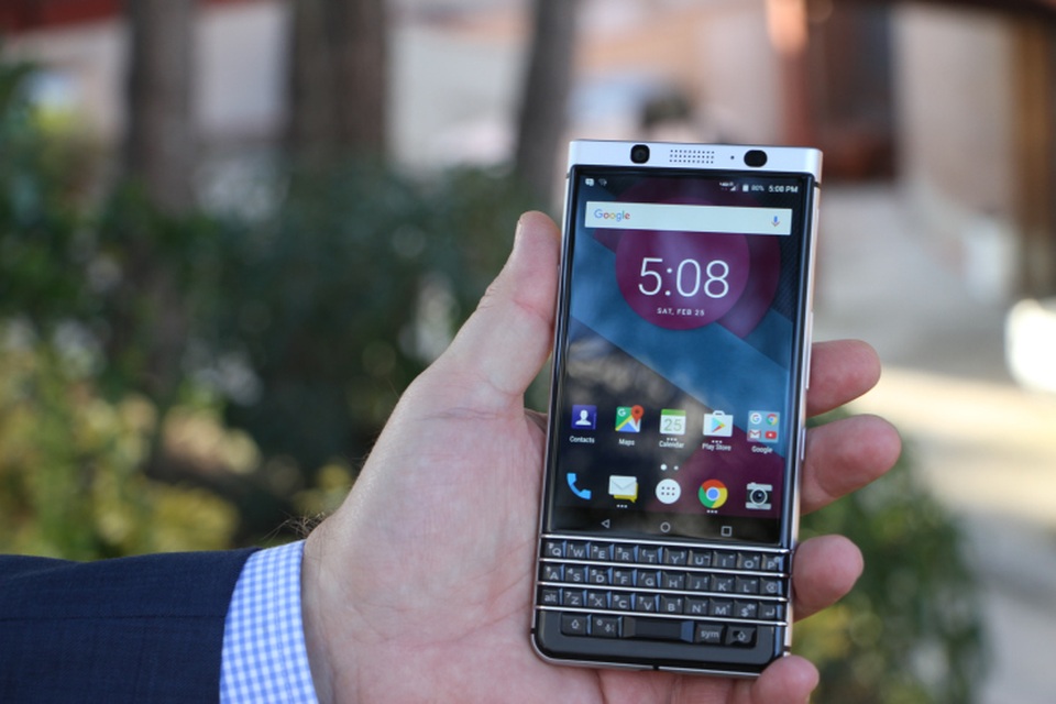 Nokia và BlackBerry liệu có "đổi đời" khi hồi sinh huyền thoại cũ? - 3 Trên tay chiếc KeyOne (BlackBerry Mercury)