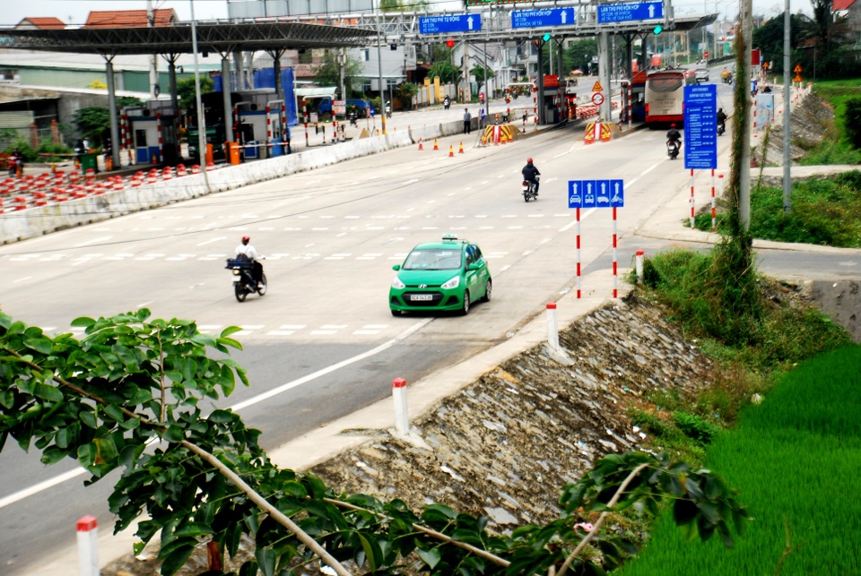 “Lạ lùng” ô tô rồng rắn ngược chiều quốc lộ 1A - 4 Hàng loạt xe taxi của các hãng, xe cá nhân chạy ngược chiều