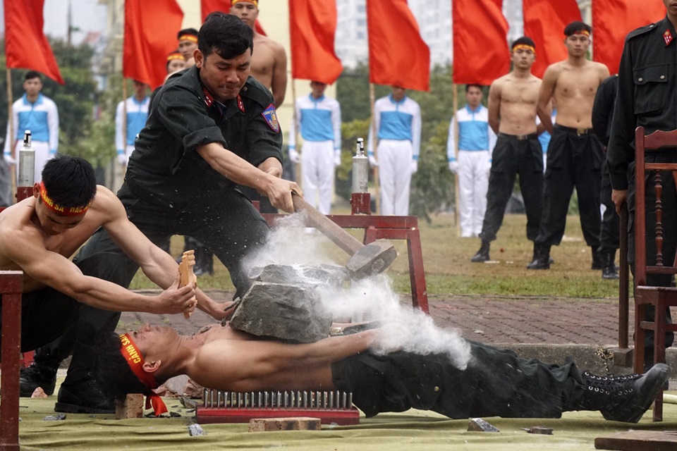 Những pha võ thuật "mình đồng da sắt" của cảnh sát đặc nhiệm - 1
Sức chịu đựng phi thường của một chiến sỹ khi thực hiện bài tập nằm trên đinh, đặt đá lên ngực, sau đó dùng búa tạ đập vỡ phiến đá.