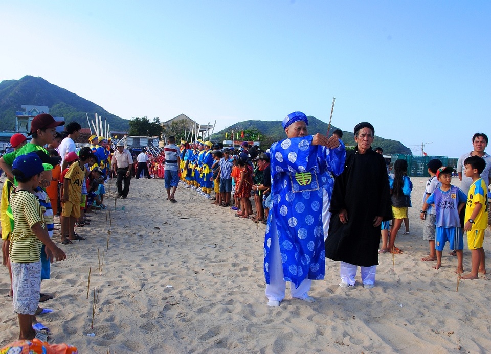 Chánh tế thực hiện nghi thức cúng để rước thần Nam Hải