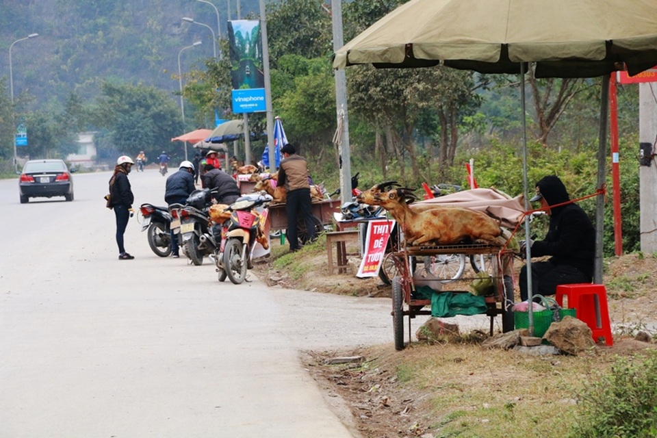Ninh Bình: Kiếm tiền triệu trong ngày nhờ bán thịt dê - 1
Là địa phương có nhiều điểm du lịch nổi tiếng, dịp đầu năm tỉnh Ninh Bình thu hút nhiều du khách đến tham quan. Món thịt dê đặc sản cũng được nhiều thực khách lựa chọn để thưởng thức khi đi du lịch tại đây. Nắm bắt được nhu cầu trên, nhiều người dân Ninh Bình đã hành nghề mổ dê bán thịt lưu động trên đường cho du khách.
