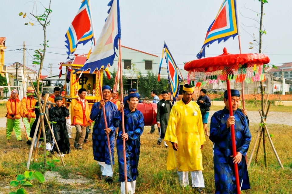 Rộn ràng diễn xướng bả trạo trong lễ hội cầu ngư biển Cửa Đại - 2 Đoàn nghinh rước chia làm hai ngả: một ngả đi mời thần núi, thần nông...
