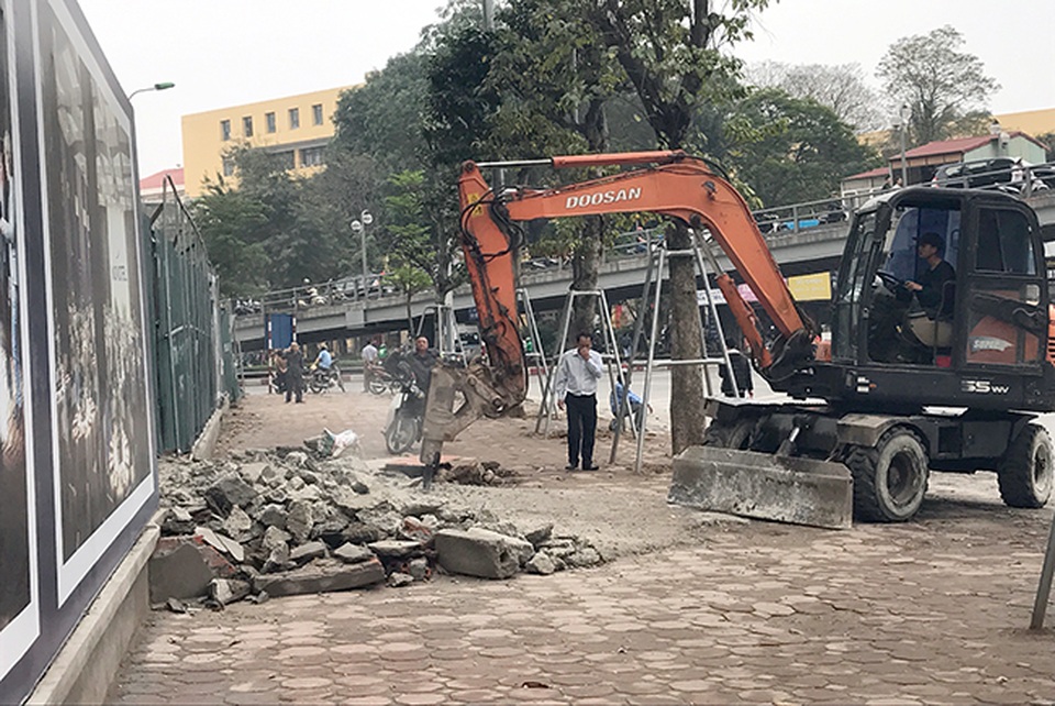 Hà Nội tăng cường cần cẩu, máy xúc "giải phóng" vỉa hè - 4
Trong ngày 13/3, các quận nội thành của Hà Nội tiếp tục ra quân xử lý các công trình lấn chiếm vỉa hè. Một thanh tra xây dựng quận Đống Đa cho biết, với công trình vi phạm lớn như thế này thì không hy vọng gì đơn vị vi phạm tự phá dỡ.