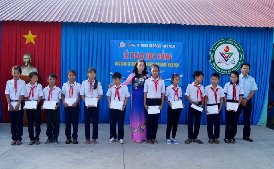 Trao  học bổng tại Trường THCS Lê Văn Tám