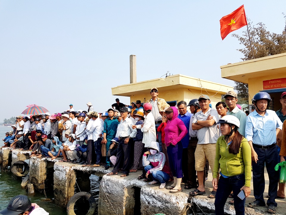 Người dân Hội An đến chứng kiến ngư dân ra quân đánh bắt hải sản năm 2017