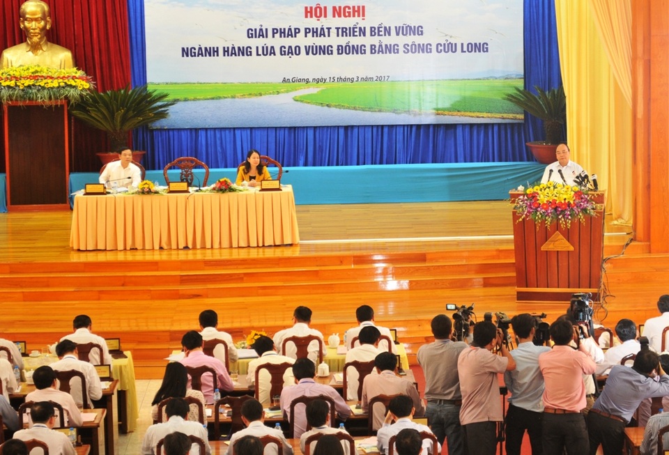 Thủ tướng: Đừng để gạo của quốc gia khác “nằm đầy kệ ở Việt Nam” - 4 Thủ tướng nhấn mạnh, thời gian tới ngành lúa gạo có nhiều thách thức nhưng nông dân, doanh nghiệp và Nhà nước cần tập trung sản xuất ngành lúa gạo theo hướng chất lượng cao, xây dựng thương hiệu gạo nổi tiếng Việt Nam