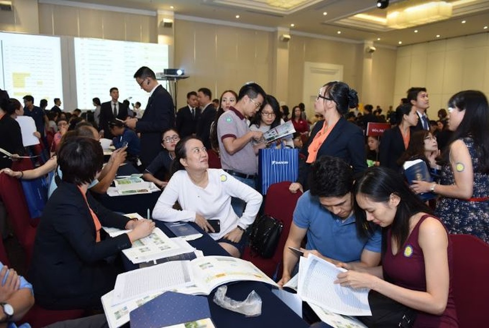 Căn hộ trung cấp: “Lượng” thì đầy nhưng “chất” thì hiếm - 1 Ở bất kì giai đoạn nào của thị trường BĐS luôn tồn tại nhu cầu mua nhà để ở, do đó, các dự án phân khúc tầm trung muốn thu hút KH, đặc biệt là các GĐ trẻ thì cần phải chú trọng vào chất lượng không gian sống thay vì tìm cách để giảm thiểu chi phí và hạ mức giá thành.