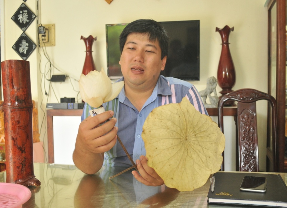 Thạc sĩ Hóa bỏ trời Âu… về Đồng Tháp làm hoa sen “sống lâu” - 1
Sau hai lần khởi nghiệp thất bại, Ngô Chí Công vẫn quyết định tiếp tục startup lần 3 với hoa sen ướp tươi