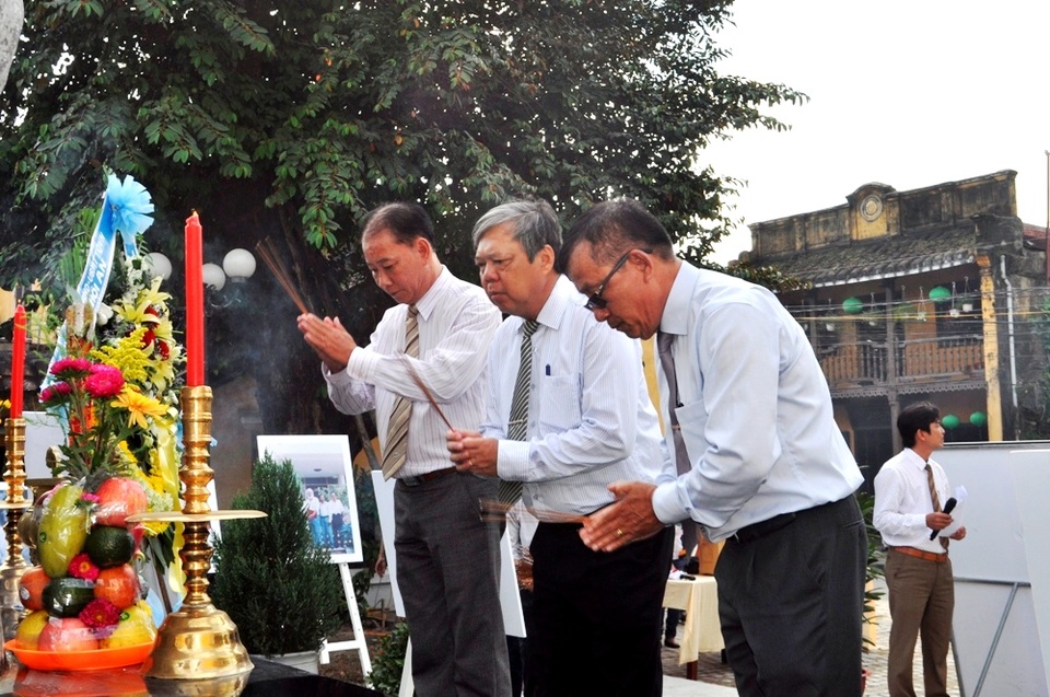 Lãnh đạo thành phố Hội An dâng hoa và hương tưởng niệm KTS Kazik