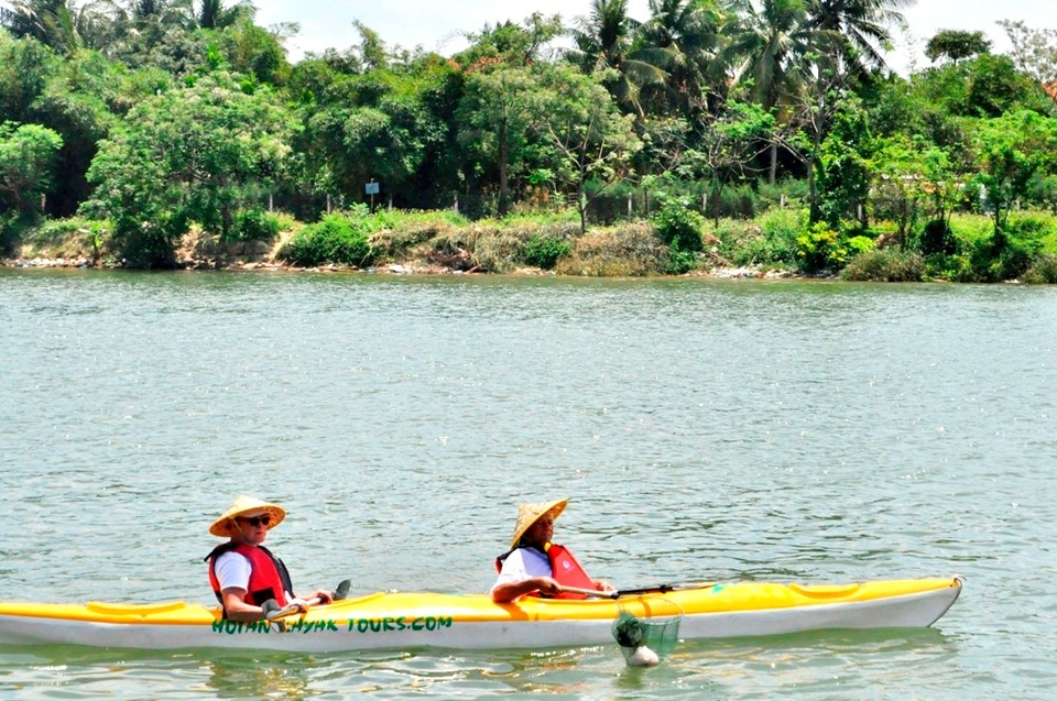 Tour vớt rác nhằm tuyên truyền và kêu gọi người dân, du khách chung tay bảo vệ môi trường