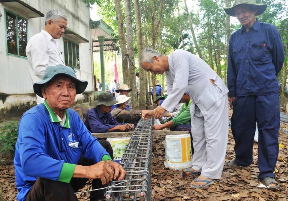 Những cụ ông 70 tuổi vác cát, bẻ sắt… xây cầu từ thiện - 1 Đội xây cầu đường từ thiện do cụ Võ Văn Lộc (82 tuổi - áo nâu) thành lập từ năm 2008 đến nay đã bắc 90 cây cầu bê tông cốt thép và hàng trăm cây cầu gỗ