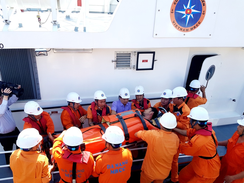 Vượt 400km, 2 ngư dân ốm nặng trên biển đã cập bờ an toàn - 1 Ngư dân Huỳnh Văn Ánh được đưa lên bờ
