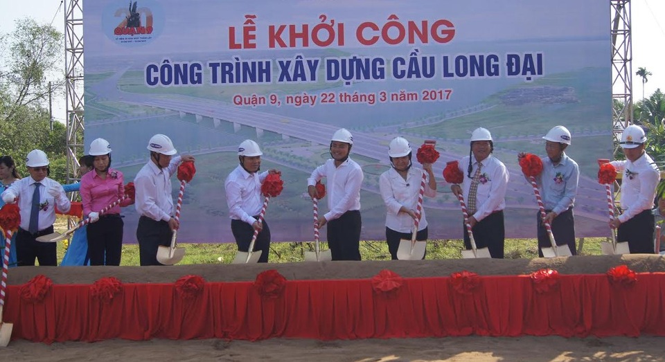 “Ốc đảo” Long Phước sẽ có thêm cây cầu hơn 350 tỷ đồng - 1 Giám đốc Sở GTVT TPHCM Bùi Xuân Cường, Bí thư Quận ủy quận 9 Đặng Thị Hồng Liên cùng các vị Lãnh đạo Quận uỷ, UBND quận 9...tham dự lễ khởi công cầu Long Đại.