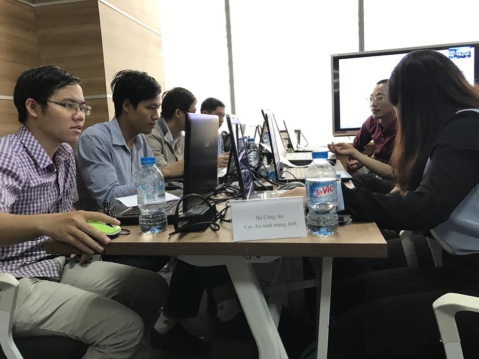 Việt Nam tham gia diễn tập quy mô quốc tế về an toàn thông tin mạng - 2 Các đội tham gia diễn tập giải quyết sự cố theo kịch bản biên soạn của SingCERT.