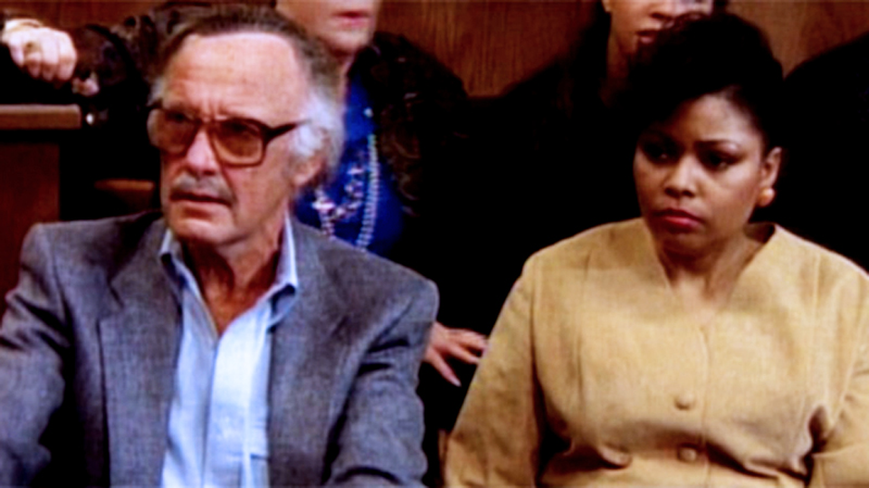 Lần đầu tiên ông Stan Lee xuất hiện trong một vai “tô điểm” là trong bộ phim truyền hình “The Trial of the Incredible Hulk” (Vụ án của người khổng lồ xanh Hulk - 1989). Khi đó, ông vào vai một thành viên bồi thẩm đoàn.