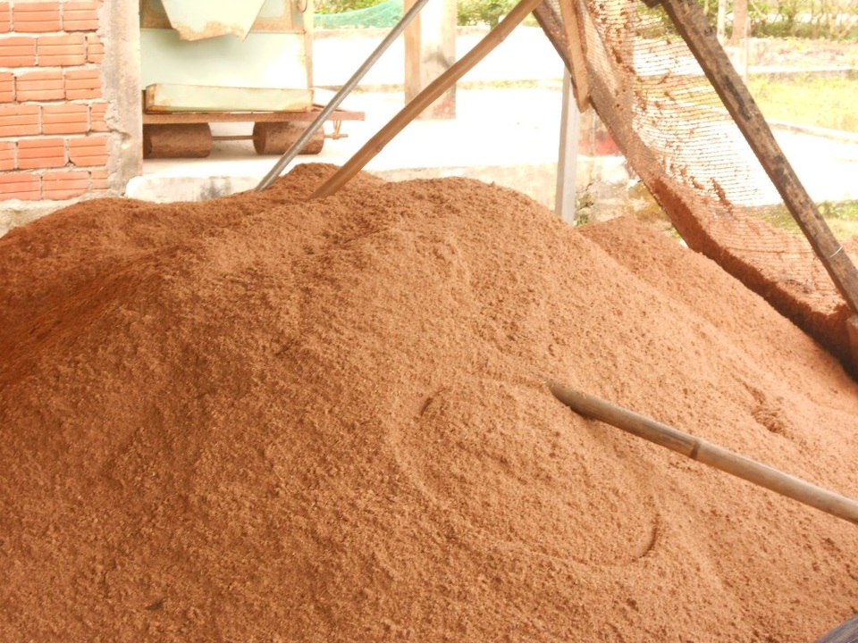 Gặp cựu chiến binh làm giàu từ nghề trồng nấm - 1 Nguyên liệu sản xuất nấm là mùn cưa, mùn cây cao su