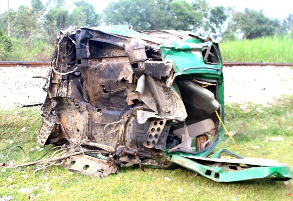 Tàu hỏa tông nát đầu xe tải, tài xế trọng thương - 1 Tàu hỏa tông nát đầu xe tải, tài xế trọng thương - 1