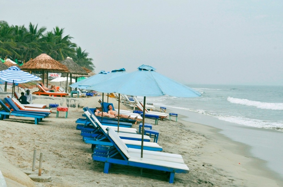 Có tàu "tuồn" cát ra Đà Nẵng nhưng... chưa biết hút ở đâu! - 2 Người dân bắt đầu bày bàn ghế để du khách ngắm biển, thư giãn