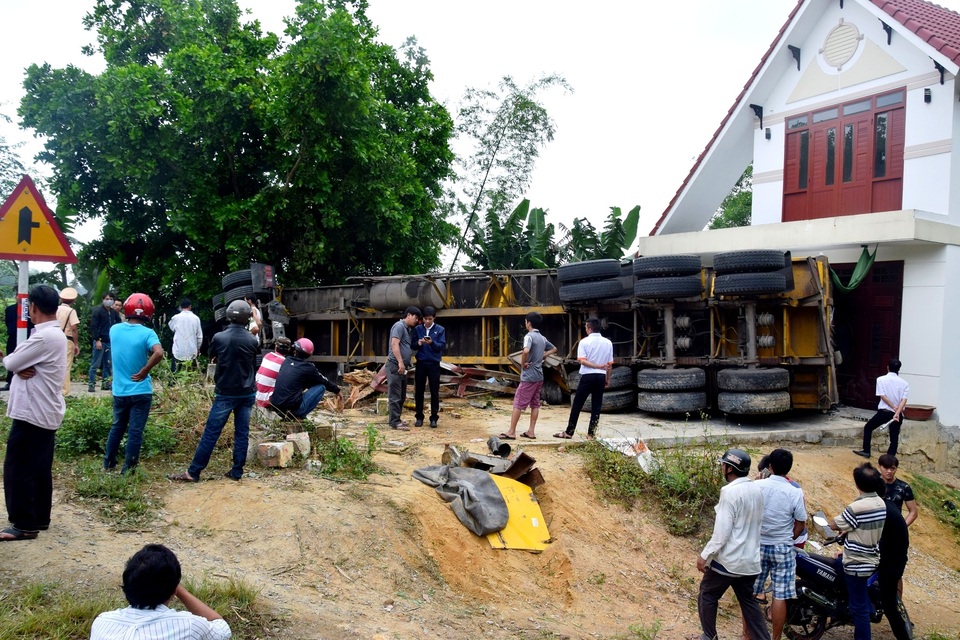Xe "khủng" lật nghiêng sát nhà dân, 2 người bị thương nặng - 1 Hiện trường xe container bị lật nghiêng