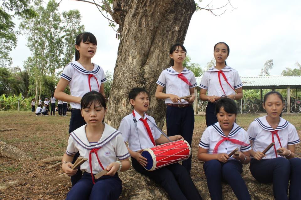 Học sinh trường THCS Phú Lễ biểu diễn hát sắc bùa