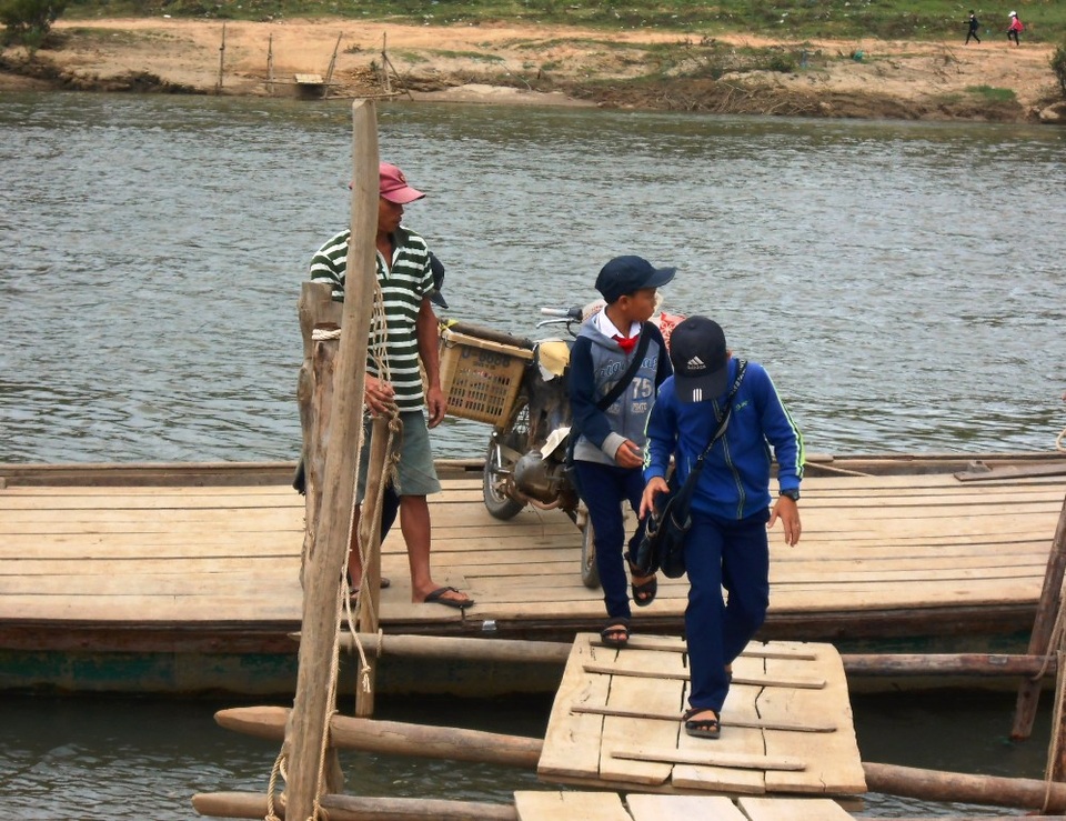 Mòn mỏi mong một cây cầu nối đôi bờ Vu Gia - 1 Hằng ngày học sinh phải đi qua con đò rất nguy hiểm, nhất là khi mùa nước lớn