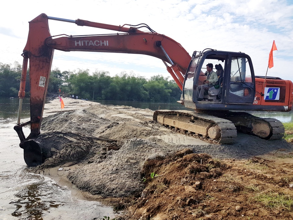 Dân hiến đất làm cầu, mong không còn cảnh “liêu xiêu” qua sông - 1 Làm đường dẫn để thi công cầu