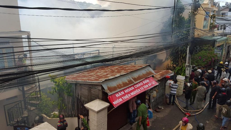 Do khu vực hỏa hoạn nằm trong khu dân cư dưới con hẻm nhỏ khiến công tác cứu hộ, chữa cháy gặp khó khăn