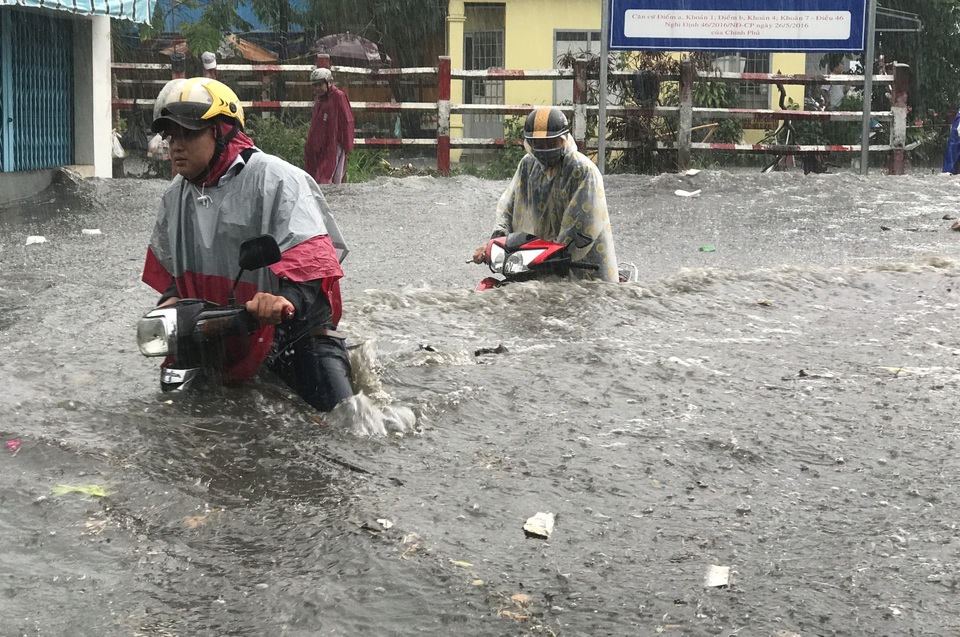 Mưa cực lớn, phía Đông Sài Gòn chìm trong biển nước - 12 Nước nuốt chửng cả chiếc xe máy trên đường Tô Ngọc Vân.