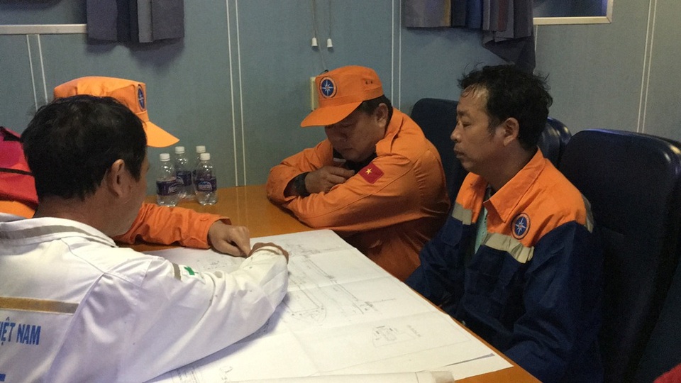 Giây phút tìm được hai thuyền viên cuối cùng tàu Hải Thành 26 - 1 Cuộc họp lúc 5 giờ sáng giữa lãnh đạo Trung tâm 3 và thuyền trưởng tàu Hải Thành 26 đã đưa ra quyết định cho thợ lặn kiểm tra phòng máy.