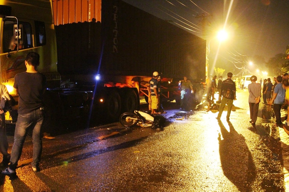 Gặp nạn trong cơn mưa trái mùa, người đàn ông chết thảm - 1 Hiện trường vụ TNGT khiến người đàn ông tử vong trong cơn mưa trái mùa tối ngày 1/4