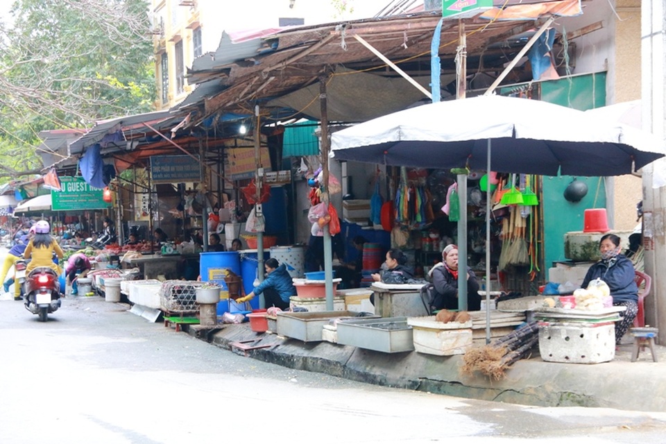 Vỉa hè bị “xẻ thịt”, phường đếm mét vuông thu phí! - 1 Khu chợ Bóp họp ngay trên vỉa hè phố Kim Đồng nhiều năm nay, nhưng không bị chính quyền dẹp bỏ gây bức xúc trong nhân dân.