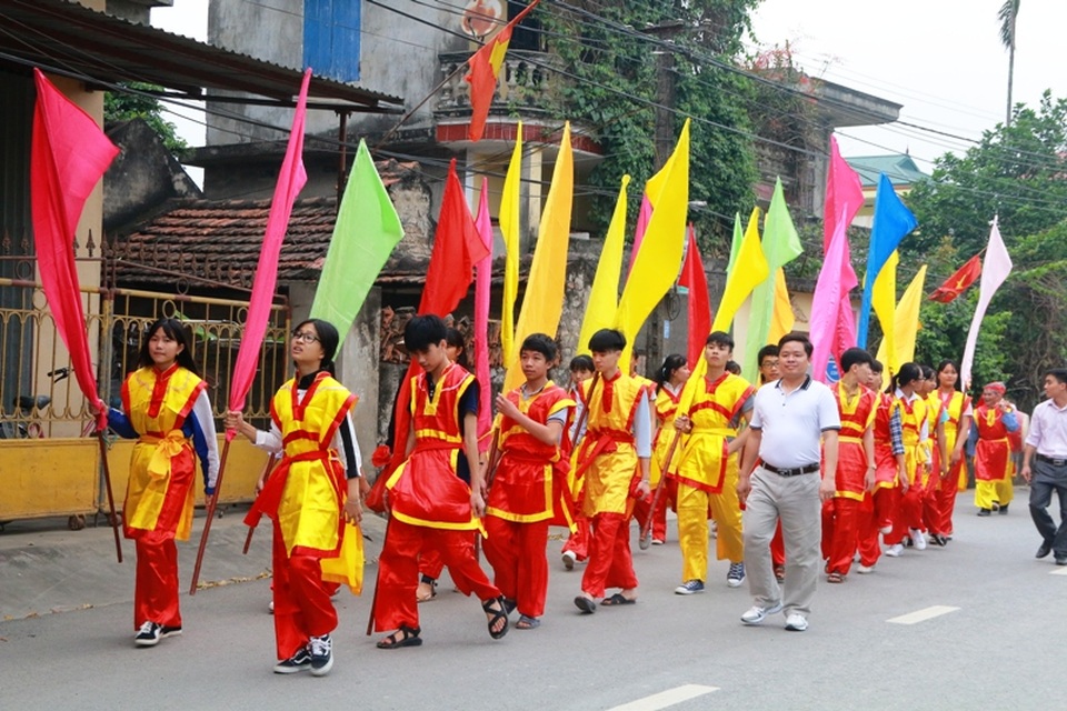 Độc đáo nghi lễ rước nước dâng tiến vua Đinh - 1 Lễ rước nước là nghi lễ mở đầu ngày khai hội lễ hội Hoa Lư năm 2017. Đây là nghi lễ truyền thống được tổ chức quy mô với sự tham gia của đông đảo nhiều tầng lớp nhân dân. Năm nay, lễ rước nước được tổ chức từ 5 - 8h sáng ngày 5/4 (tức mùng 9/3 âm lịch).