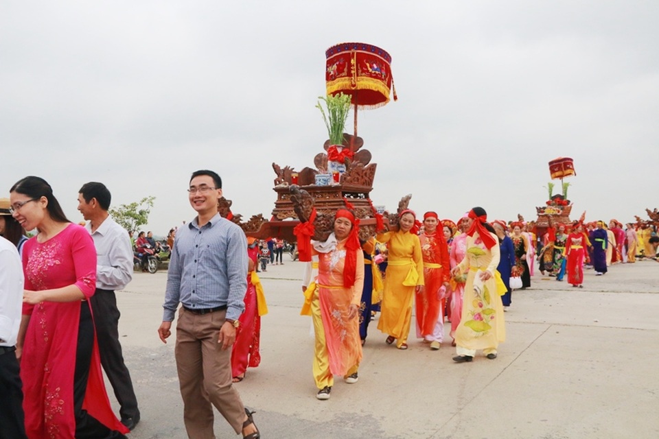 Lễ hội Hoa Lư, Ninh Bình diễn ra từ ngày 9 - 11/3 âm lịch hàng năm luôn thu hút đông đảo người dân và du khách thập phương tham dự. Trong lễ hội vẫn còn giữ được nhiều nghi lễ truyền thống, trong đó phải kể đến lễ rước nước, lễ rước kiệu, lễ mộc dục... Các hoạt động lễ rước kiệu luôn thu hút đông đảo người dân tham gia.