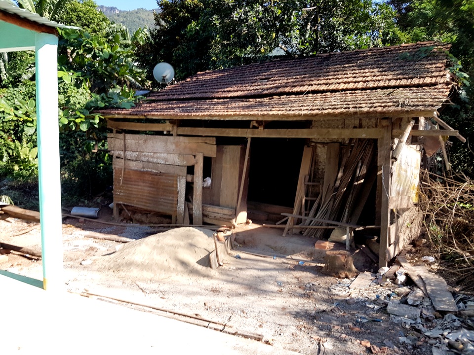 Người đàn ông sống trong căn nhà dột nát đã có nhà mới - 1 Ngôi nhà cũ rách nát của ông Lộc