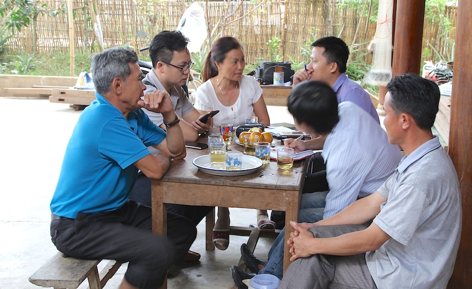 Giả mạo chữ ký rút tiền hỗ trợ người dân tái định cư? - 4 Các hộ dân bức xúc trình bày với PV.