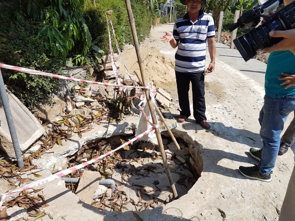 Phá giếng cổ để mở rộng đường bê tông - 1 Giếng cổ bị đập phá để mở rộng đường bê tông nông thôn