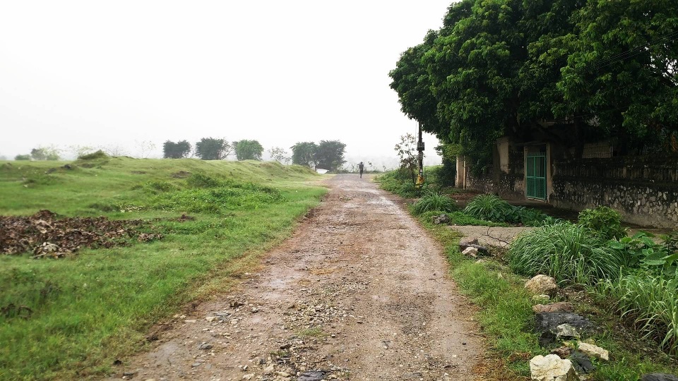 70 hộ dân gần chục năm khốn khổ sống "treo" ngay giữa thành phố! - 1 Con đường dẫn vào nơi ở của chục hộ dân thôn Ích Duệ đang phải sống treo ở thành phố Ninh Bình.