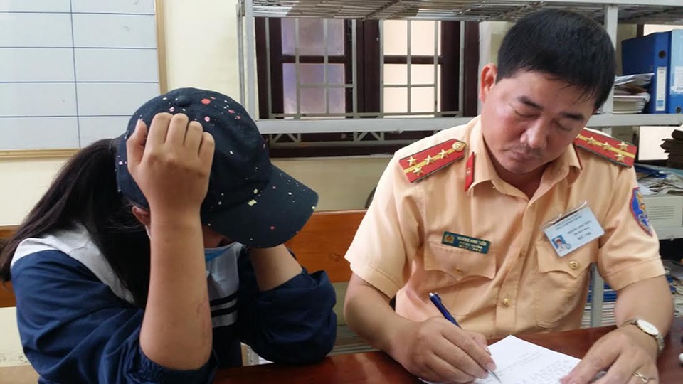 Hai cô gái bỏ người đàn ông ở nghĩa địa là nữ sinh cấp 3 - 1
Công an huyện Lộc Hà đang lấy lời khai đối với em Nguyễn T.V.