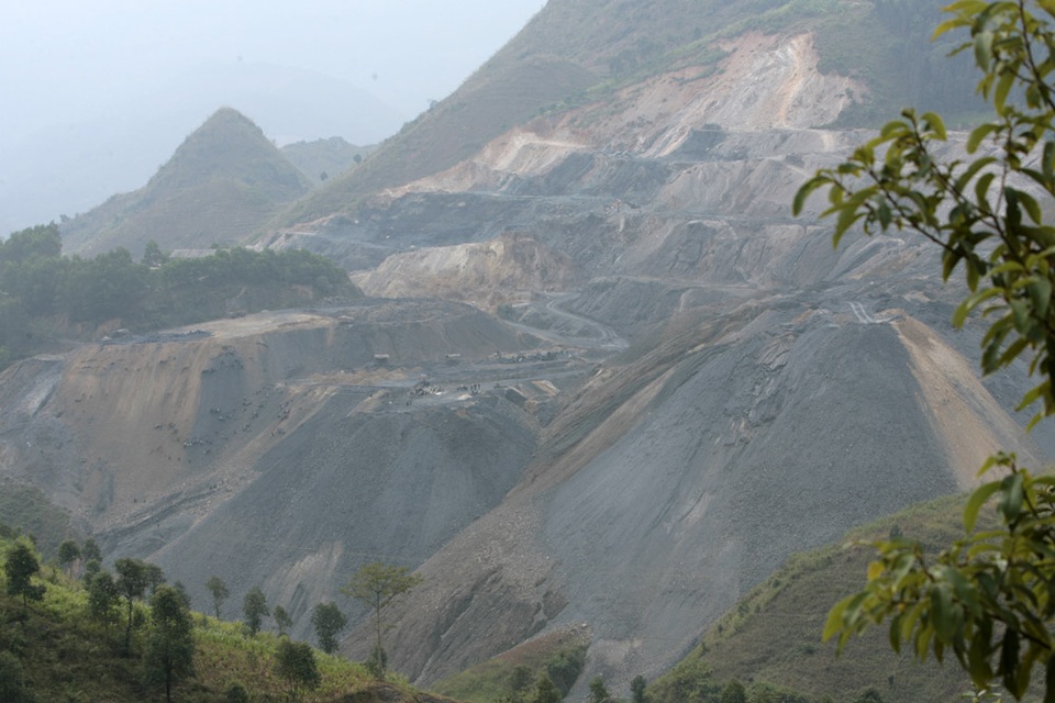 Đêm trắng ở vùng rốn quặng miền biên ải - 1 
Theo một số tài liệu, mỏ quặng antimon Mậu Duệ thuộc loại lớn của tỉnh Hà Giang, trữ lượng khoảng 330.286 tấn, phân bố tập trung và lộ thiên. Sau khi tuyển quặng, các thành phần còn lại được tập trung tại bãi thải, nhưng trong đó vẫn còn lẫn 1-2% thành phần quặng antimon. Trong ảnh là toàn cảnh khu bãi thải cheo leo trên sườn núi.