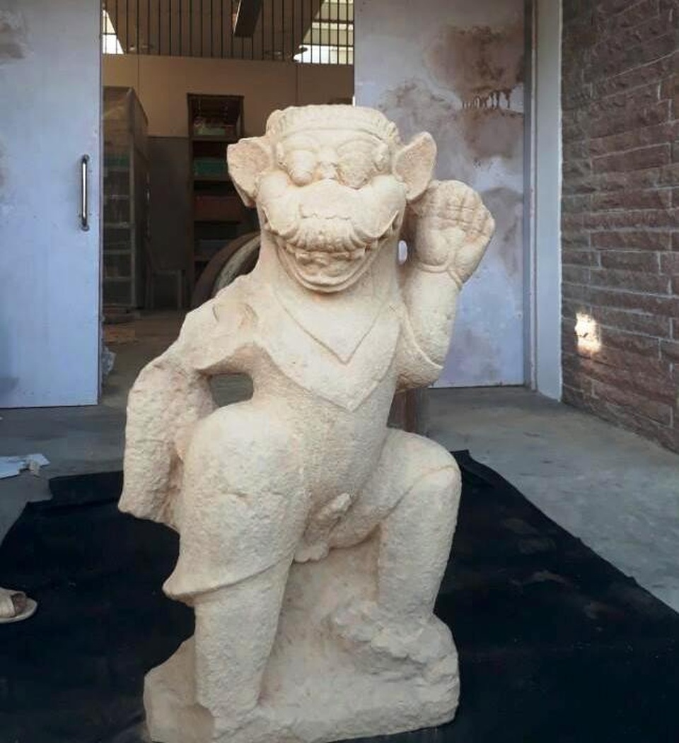 Phát hiện 2 tượng có thân hình người, đầu sư tử ở Thánh địa Mỹ Sơn - 1 Một trong 2 tượng thân người, đầu sư tử phát hiện ở tháp K Mỹ Sơn