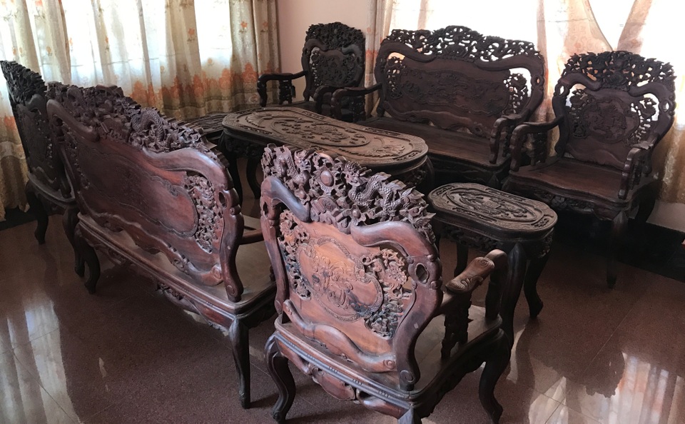 Ngắm hai bộ bàn ghế “long, lân, quy, phụng” giá gần 10 tỷ đồng - 1 Ngắm hai bộ bàn ghế “long, lân, quy, phụng” giá gần 10 tỷ đồng - 1