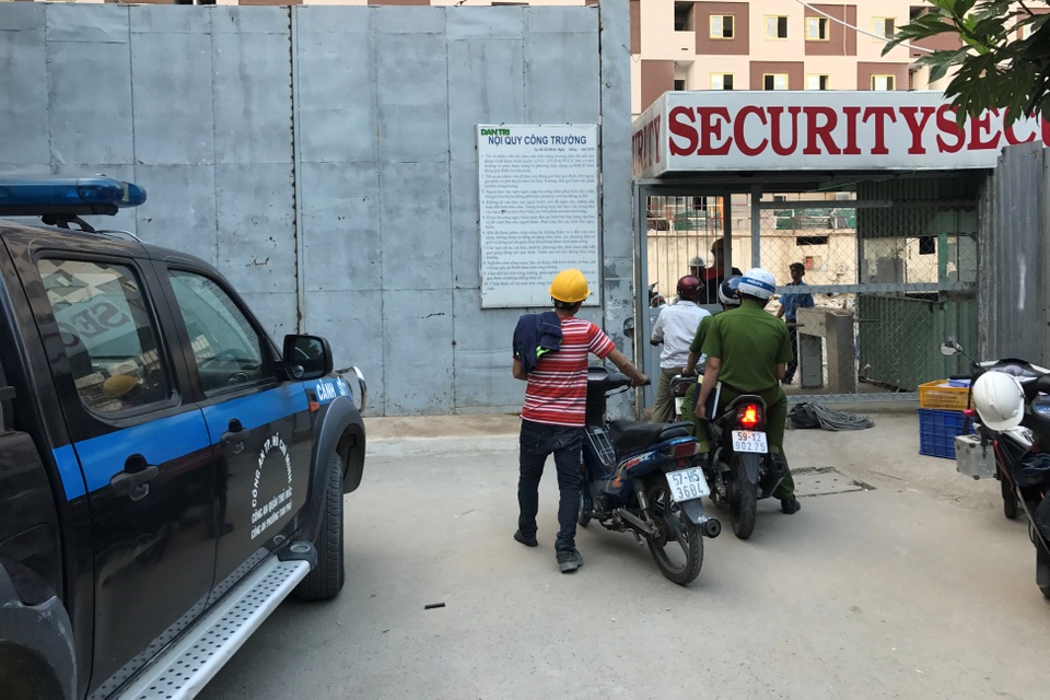 
Lực lượng Công an đã nhanh chóng có mặt tại hiện trường để khám nghiệm, ghi lời khai nhân chứng nhằm làm rõ vụ việc.
