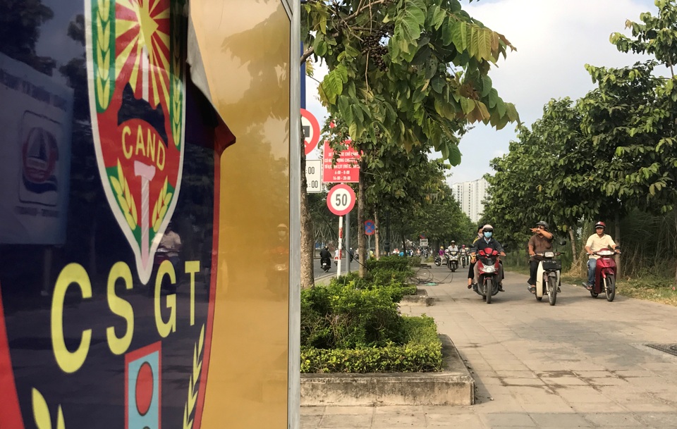 Xe cộ tấp nập chạy trên vỉa hè gần trụ sở cảnh sát giao thông - 5
CSGT không nhắc nhở hành vi đi xe máy trên vỉa hè?