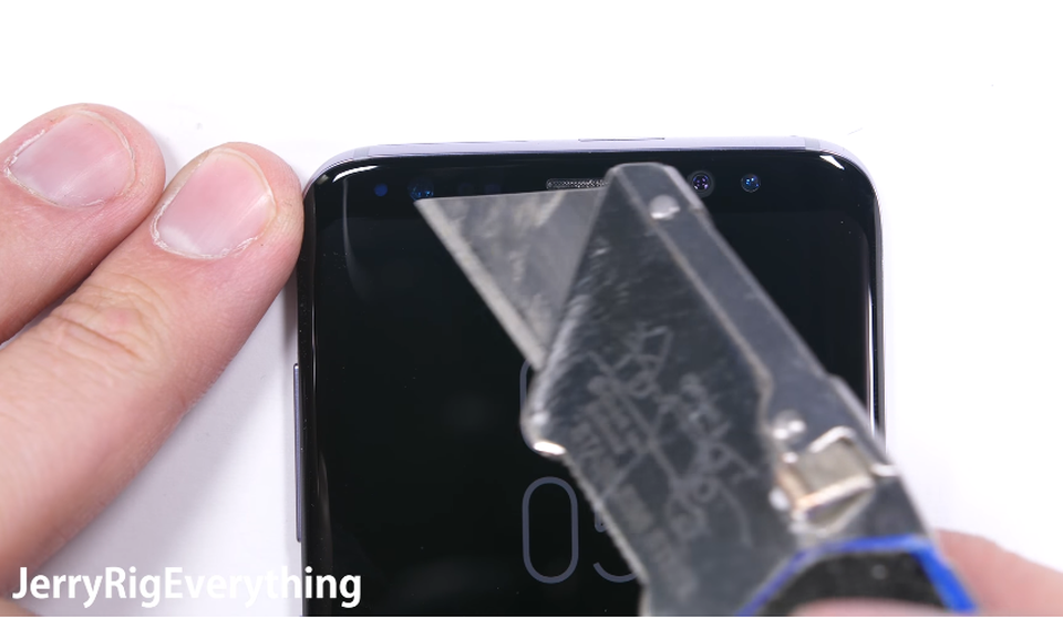 Ở mặt trước, màn hình của Galaxy S8 cũng tỏ ra đặc biệt bền bỉ trước các va đập, chống trày xước tốt. Tài khoản YouTube JerryRigEverything dù sử dụng dao rọc giấy để hành hạ nhưng vẫn khó làm xước phần màn hình.