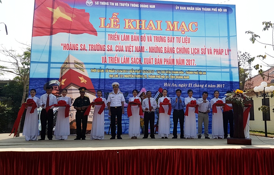 Hàng trăm tư liệu về Hoàng Sa, Trường Sa được triển lãm tại Hội An - 1 Cắt băng khai mạc triển lãm